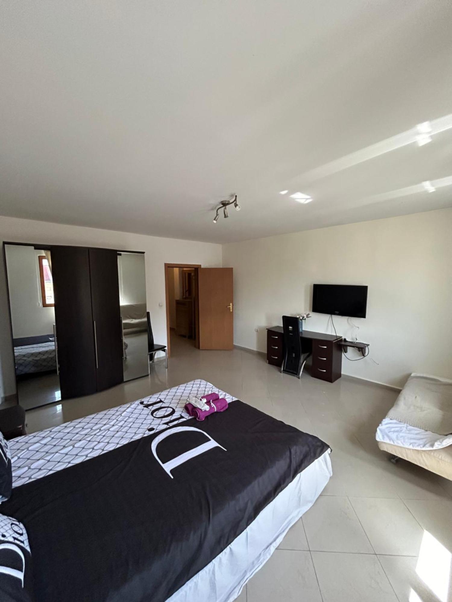 Victoria & Victoria Apartment *